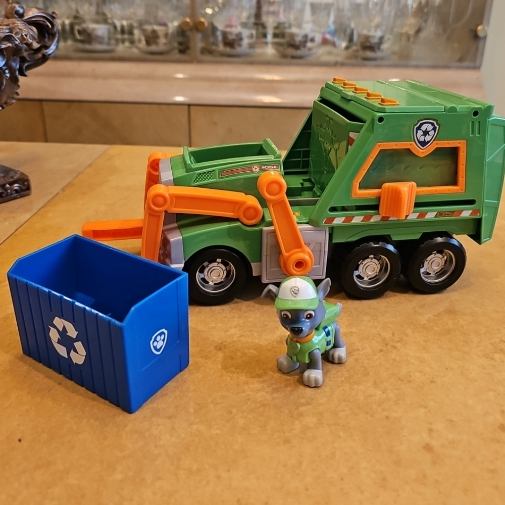 Paw Patrol, Rocky’s Reuse It Deluxe Truck with Collectible Toy Figure Toy